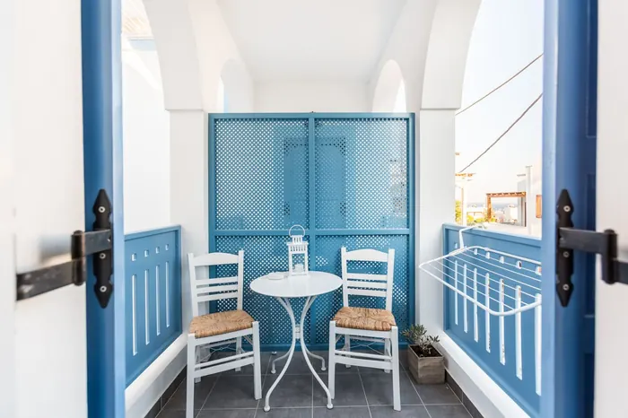 Ιδιωτικό μπαλκόνι με τραπεζάκι και ψάθινες καρέκλες
