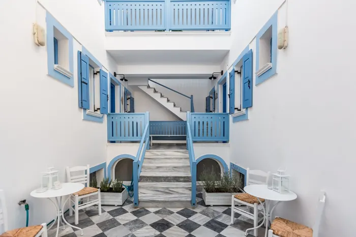 Αυλή με σκακιέρα από μάρμαρο και μπλε κάγκελα