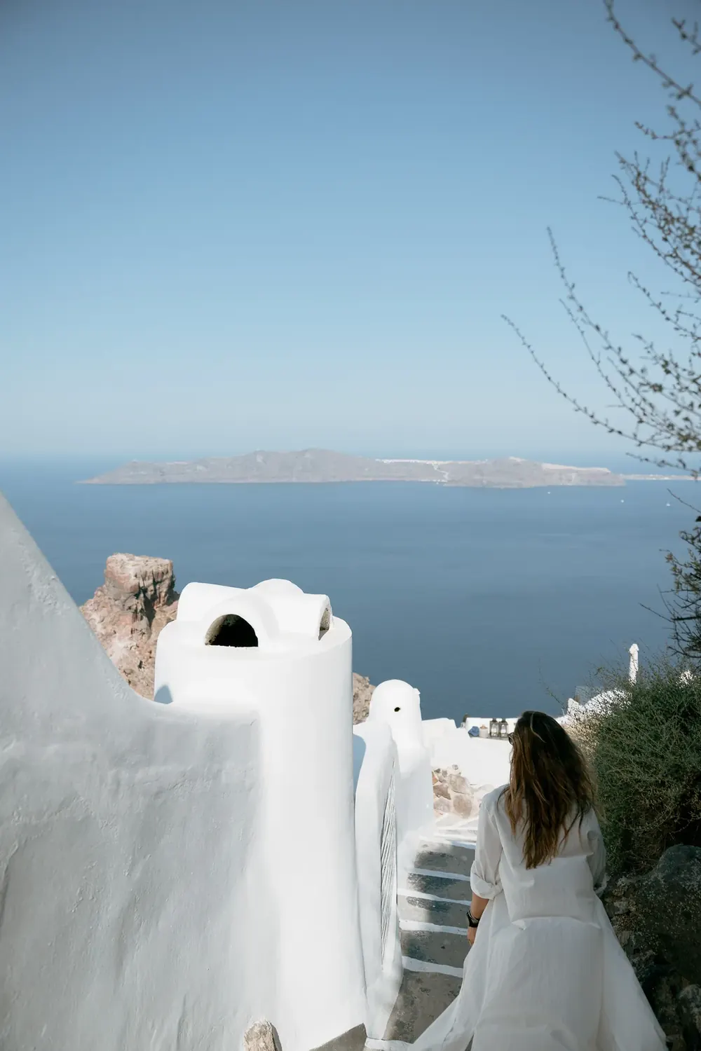 Ασβεστωμένα σκαλιά πάνω από το Αιγαίο στη Σαντορίνη